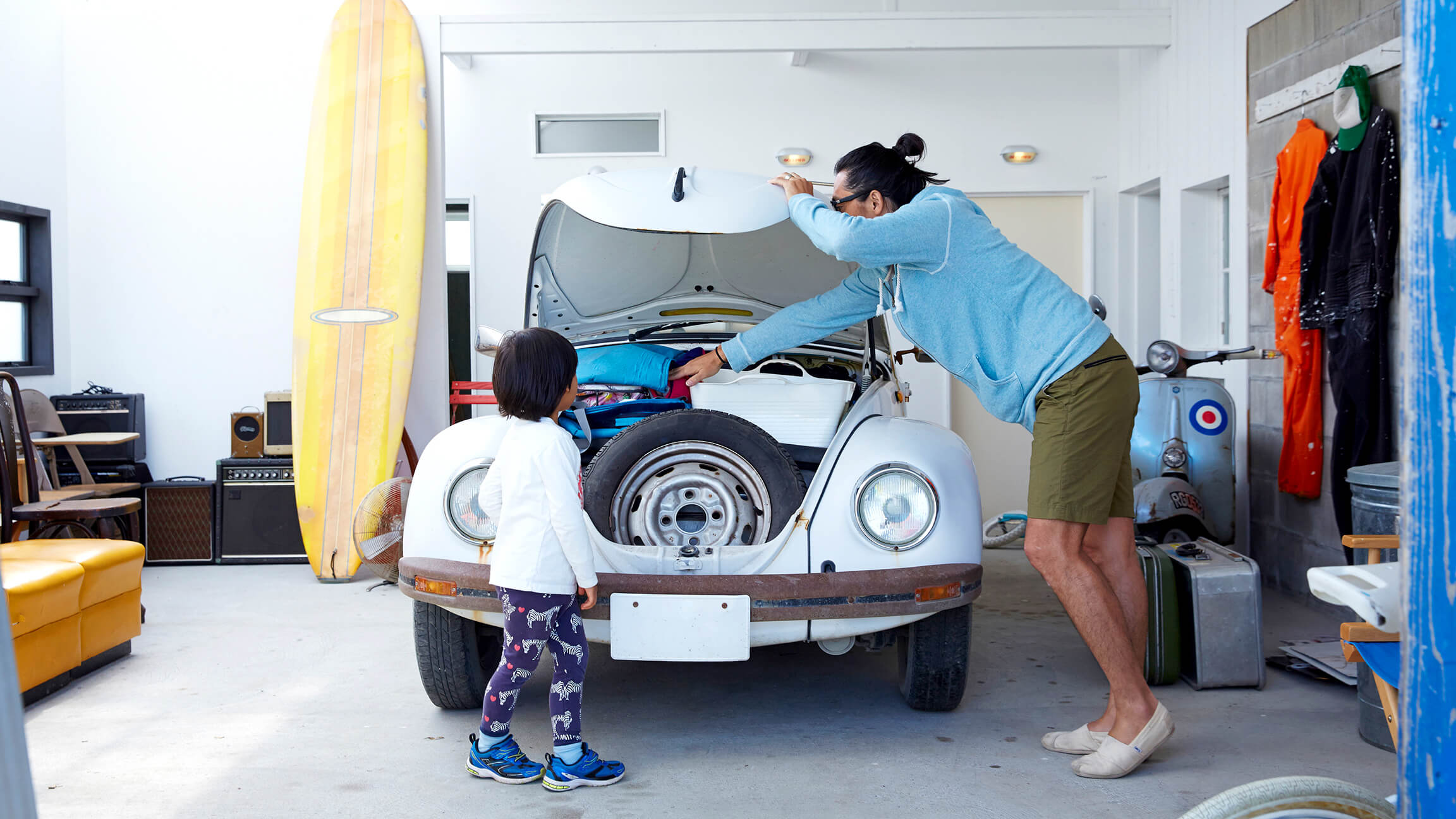 親子で車の整備をする写真